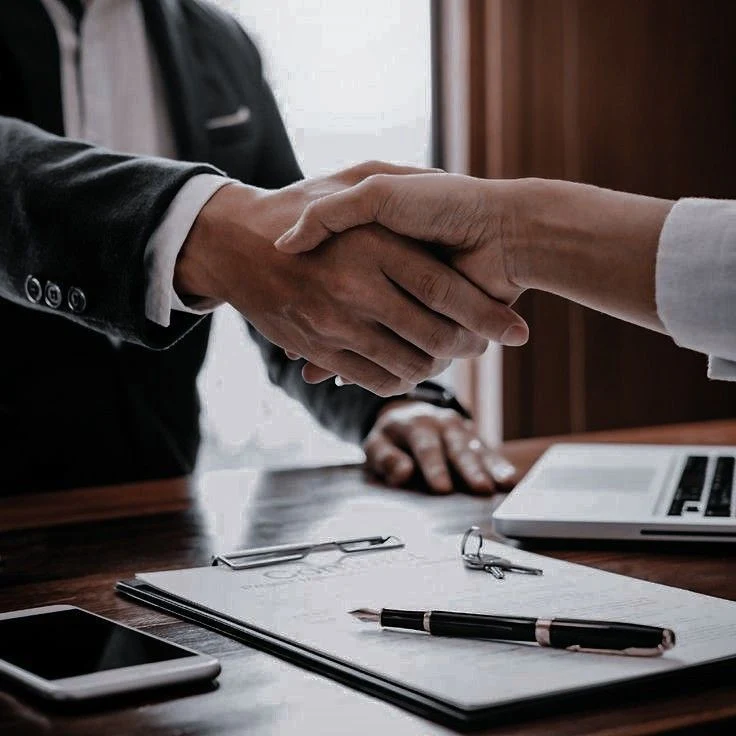 Two people shaking their hand after a successful deal led by a leading digital marketing expert in wayanad
